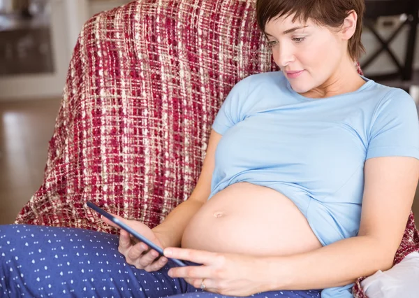 Mujer embarazada usando tableta pc — Foto de Stock