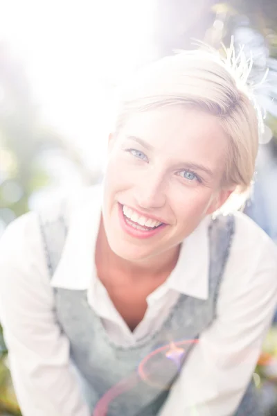 Femme blonde souriant à la caméra — Photo