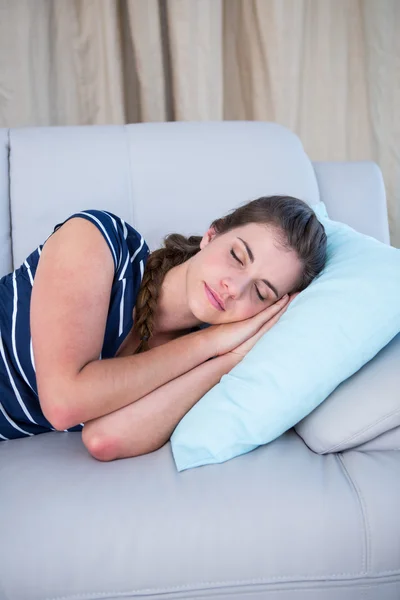 Vreedzame vrouw slapen op de Bank — Stockfoto