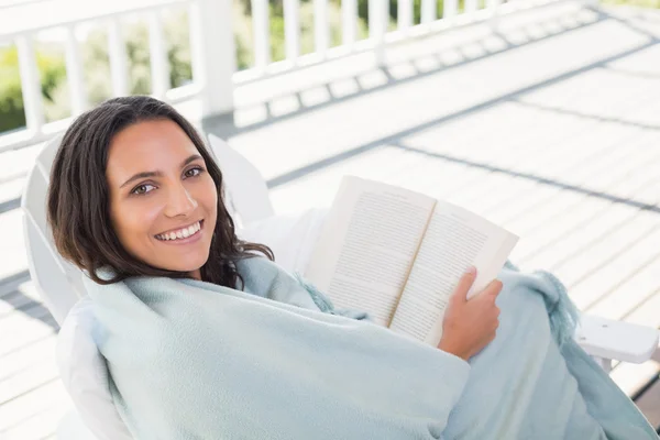 Mooie brunette lezen van een boek — Stockfoto