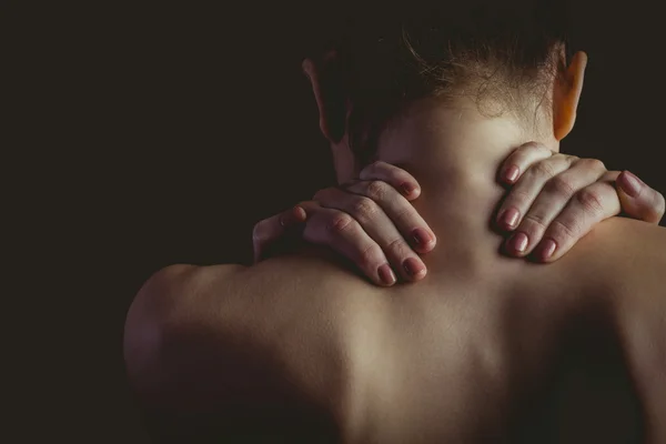Mulher nua com uma lesão no pescoço — Fotografia de Stock