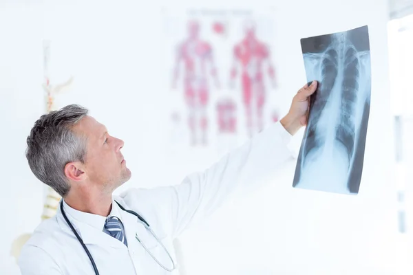 Médico reflexivo sosteniendo rayos X — Foto de Stock
