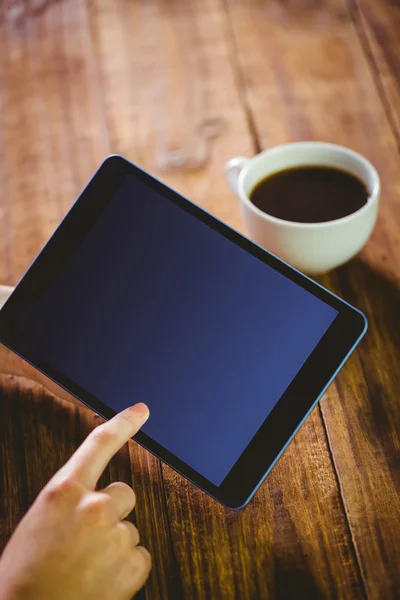 Frau benutzt ihren Tablet-PC — Stockfoto