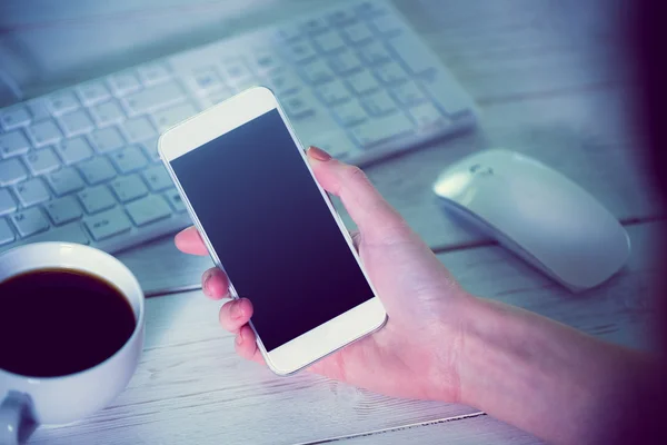 Mujer usando su smartphone y teclado —  Fotos de Stock