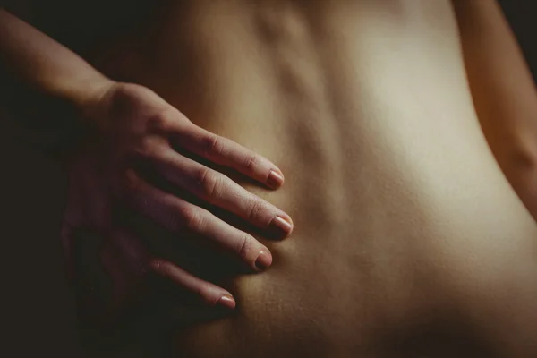 Femme nue avec une blessure au dos — Photo