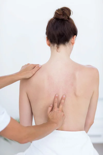 Sjukgymnast gör ryggmassage — Stockfoto