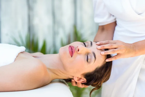 Brünette empfangen kopf massage — Stockfoto