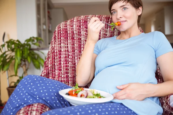 Mujer embarazada comiendo una ensalada —  Fotos de Stock