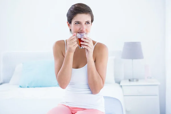 Mujer feliz bebiendo taza de té — Foto de Stock