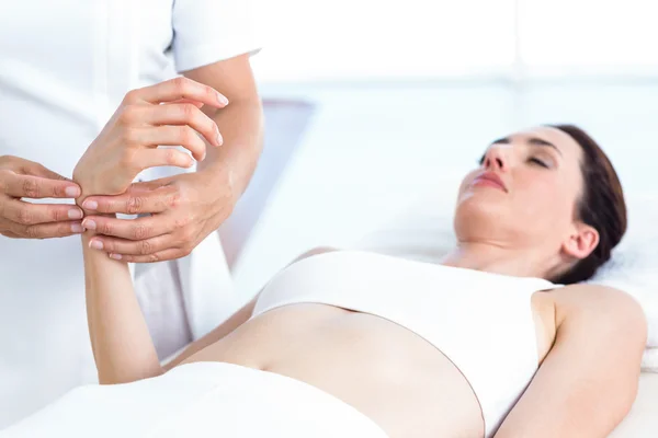 Physiotherapeutin untersucht Handgelenk ihrer Patienten — Stockfoto