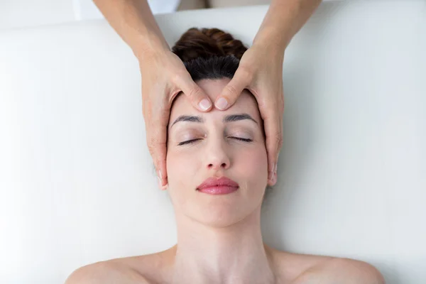 Fisioterapeuta fazendo massagem na cabeça — Fotografia de Stock