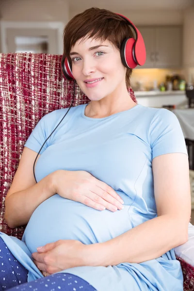 Mulher grávida ouvindo música — Fotografia de Stock