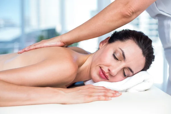 Усміхнена брюнетка отримує масаж спини — стокове фото
