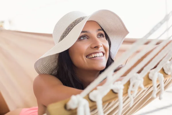 Brünette relaxen auf einer hängematte — Stockfoto