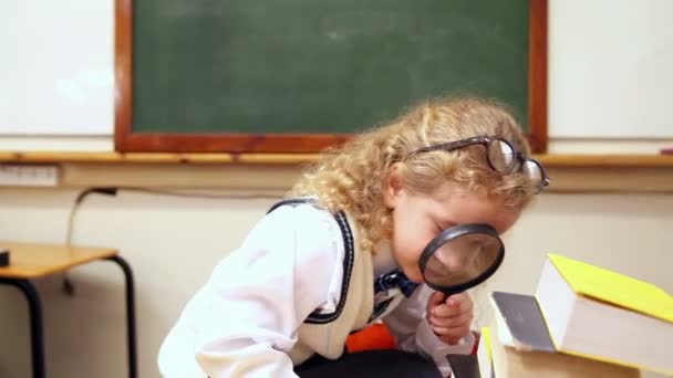 Blonda elev med förstoringsglas — Stockvideo