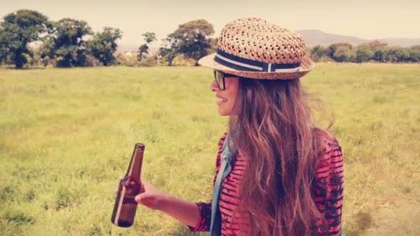 Щасливий хіпстер п'є пиво в парку — стокове відео