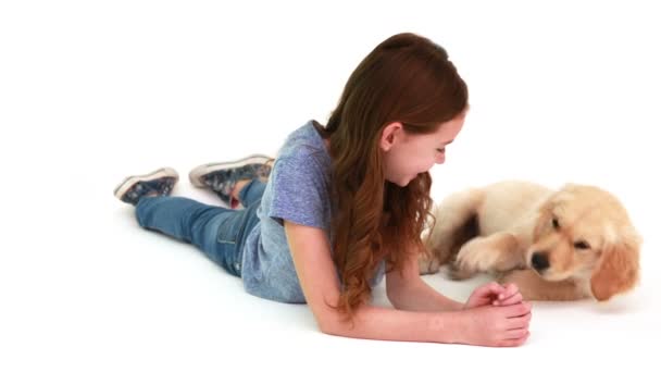 Sonriente chica jugando con lindo cachorro — Vídeo de stock