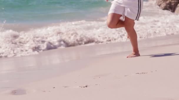 Hombre corriendo en la playa — Vídeo de stock