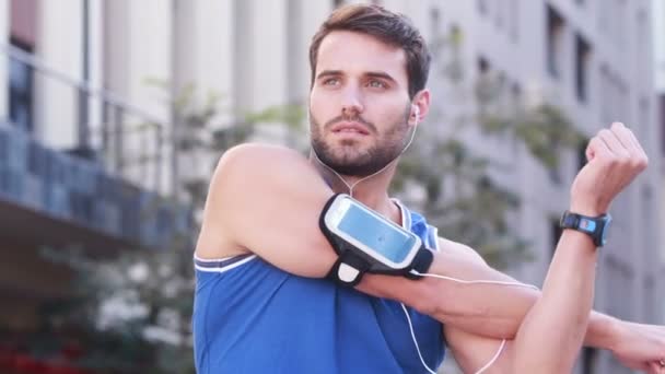 Homem bonito alongamento antes de correr — Vídeo de Stock