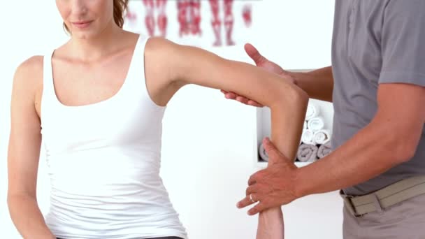 Fizyoterapist hareketli hastaların kol — Stok video