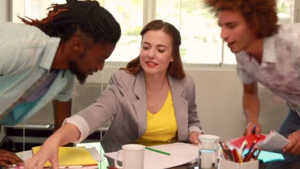 Mode studenten in een vergadering — Stockvideo