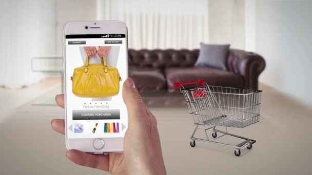 Жінка купує онлайн на своєму телефоні — стокове відео