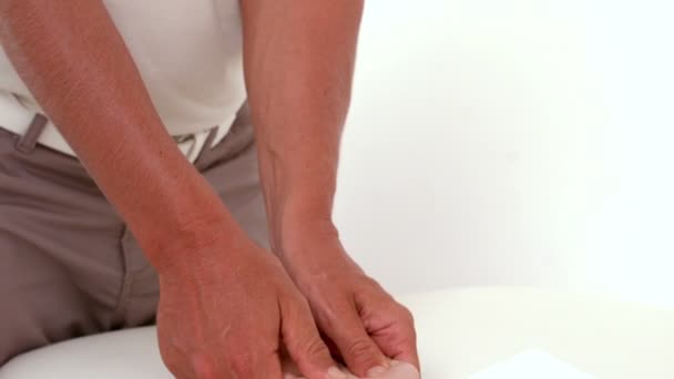 Физиотерапевт массирует пациентам руку — стоковое видео