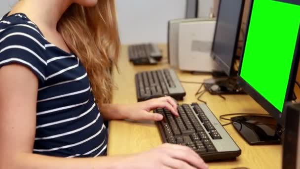 Estudiante feliz usando la computadora y sonriendo a la cámara — Vídeos de Stock