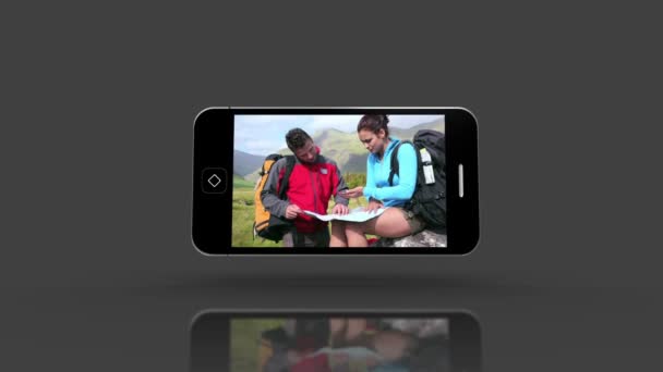 야외 모험을 보여주는 미디어 장치 화면 — 비디오
