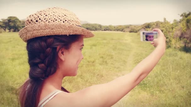Mooie brunette nemen een selfie — Stockvideo