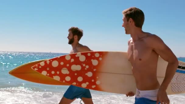 Красивые парни бегают по пляжу — стоковое видео