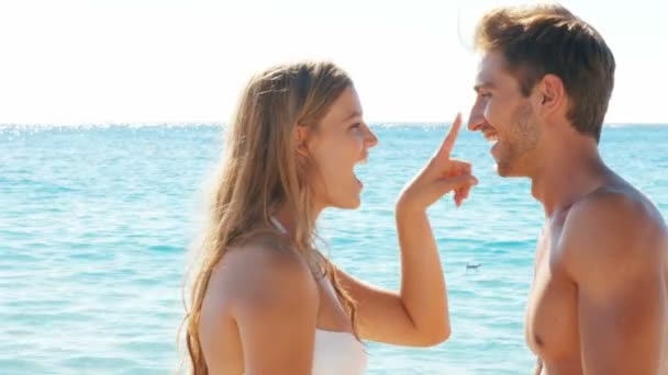 Couple heureux sur la plage — Video