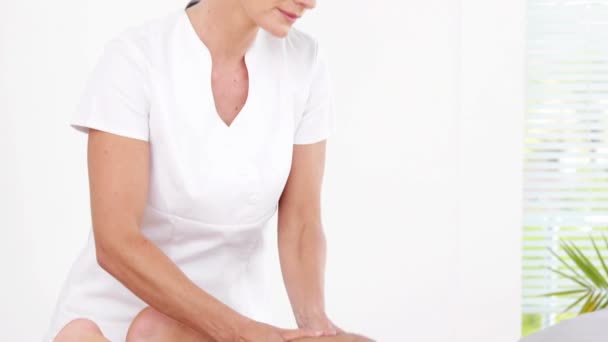 Physiotherapist giving sports massage to patient — Stock Video