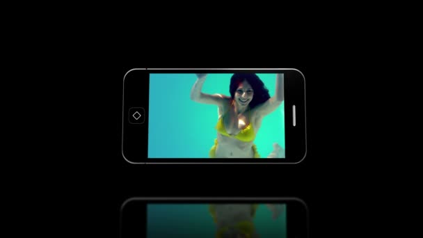 Media apparaat schermen tonen meisje zwemmen — Stockvideo