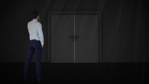 Empresário observando a porta aberta à luz — Vídeo de Stock