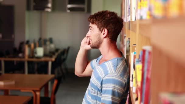 Estudiante guapo en el teléfono con el pulgar hacia arriba — Vídeo de stock