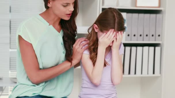 Menina chorando com sua mãe — Vídeo de Stock