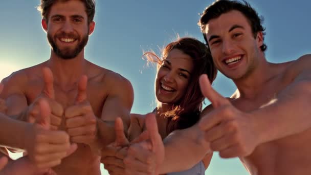 Aantrekkelijke vrienden camera duimen omhoog kijken — Stockvideo