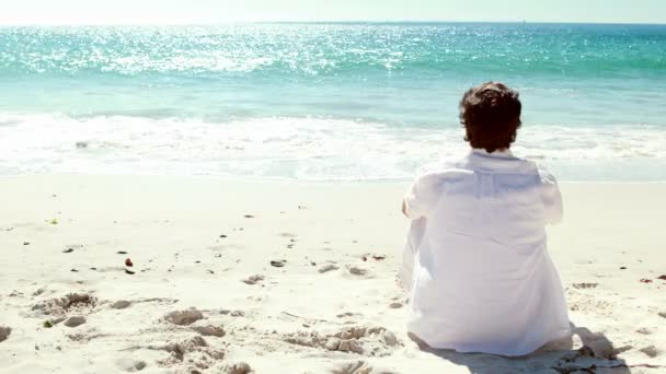 Hombre relajante en la playa — Vídeo de stock