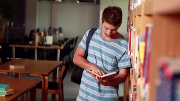 Ein ernsthafter Student liest ein Buch — Stockvideo