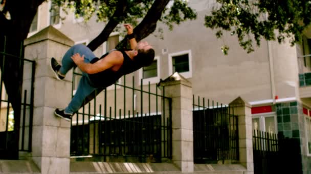 Bonito jovem fazendo backflip — Vídeo de Stock