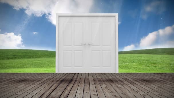 Drzwi otwierające się na zielony łąka — Wideo stockowe