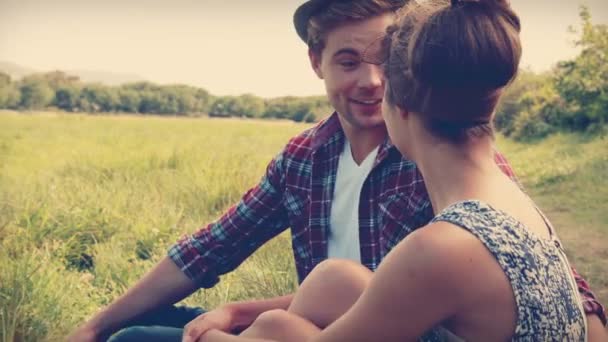 草の上に座っている幸せなカップル — ストック動画