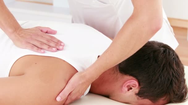 Physiotherapeut gibt Patienten Sportmassage — Stockvideo