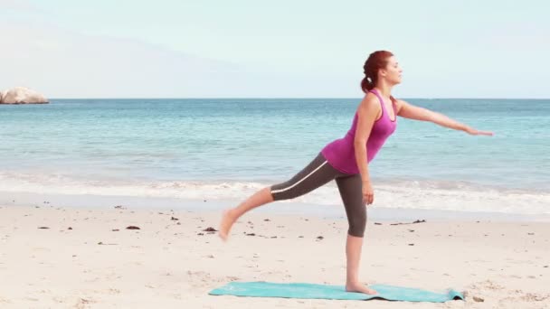 Kadın plajda yoga yapıyor. — Stok video