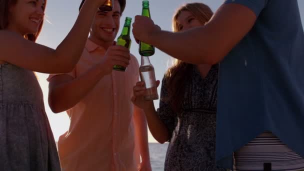 Amigos sonrientes bebiendo cerveza juntos — Vídeos de Stock