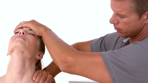 Physiotherapeut bewegt Patienten den Nacken — Stockvideo