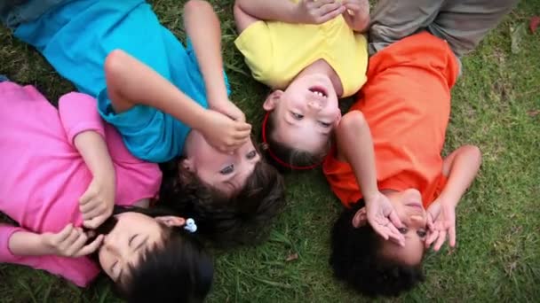 Дети веселятся в парке — стоковое видео