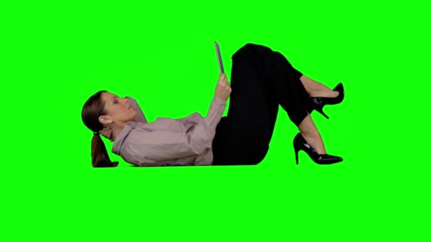 Businesswoman using tablet against green screen — Stock Video