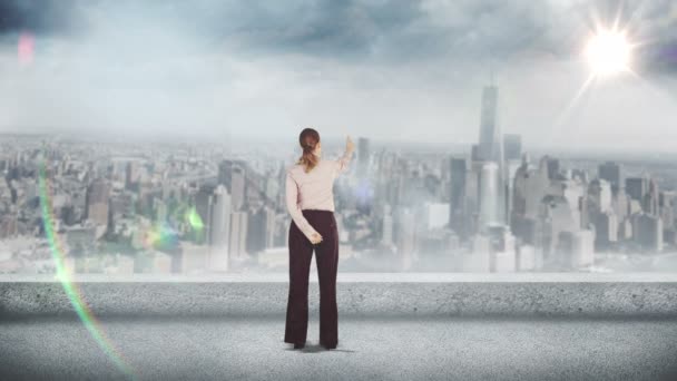 Mujer de negocios mirando una tormenta de ideas digital — Vídeos de Stock